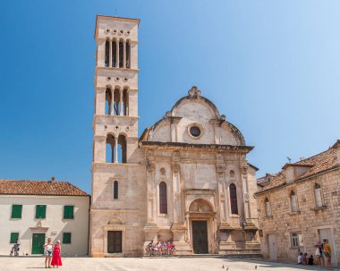 Hırvatistan 'ın Hvar adasındaki Hvar kasabasının güzel manzarası Ağustos 2016' da Hvar 'da.