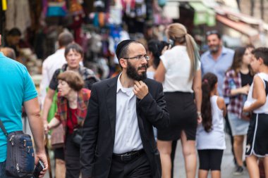 JERUSALEM, ISRAEL - CIRCA MAYIS 2018: Mahaneh Yehuda Pazarı 'ndaki İsrailliler.