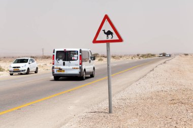 NAGEV, ISRAEL - CIRCA MAYIS 2018: Nagev Çölü boyunca yol manzarası Mayıs 2018.