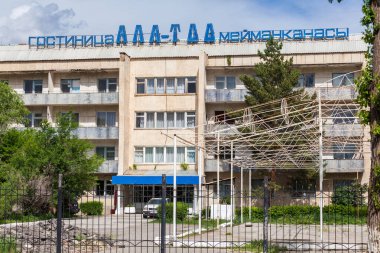 NARYN, KYRGYZSTAN - CIRCA HAZİRAN 2017: Naryn şehri ve oteli Haziran 2017 dolaylarında Naryn 'de.