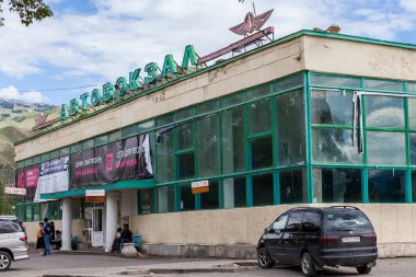 NARYN, KYRGYZSTAN - CIRCA HAZİRAN 2017: Naryn 'de Haziran 2017 sıralarında sokaklar ve şehir manzarası.