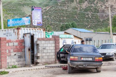 NARYN, KYRGYZSTAN - CIRCA HAZİRAN 2017: Naryn 'de Haziran 2017 sıralarında sokaklar ve şehir manzarası.