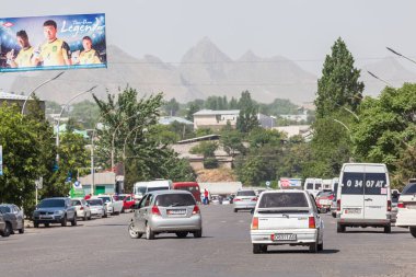 OSH, KYRGYZSTAN - CIRCA JUNE 2017: Kırgızistan 'ın güneyindeki Fergana Vadisi' nde Haziran 2017 'de yer alan Osh caddelerindeki en büyük ikinci şehir.