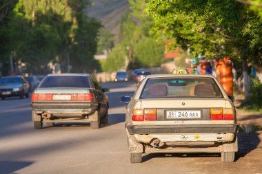 NARYN, KYRGYZSTAN - CIRCA HAZİRAN 2017: Naryn 'de Haziran 2017 sıralarında sokaklar ve şehir manzarası.