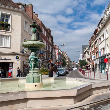 BeaUVAIS, FRANCE - CIRCA EPTEMBER 2014: Beauvai şehrinin sokaklarından biri