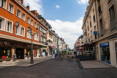 BeaUVAIS, FRANCE - CIRCA EPTEMBER 2014: Beauvai şehrinin sokaklarından biri