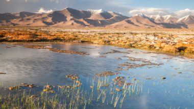 Tacikistan, Pamir 'deki Karakul gölünün güzel manzarası