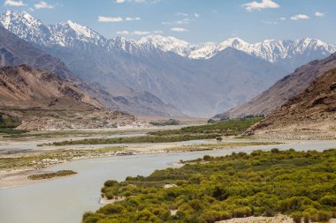 Wachan Koridoru boyunca Pamir, Afganistan ve Panj Nehri 'nin güzel manzarası