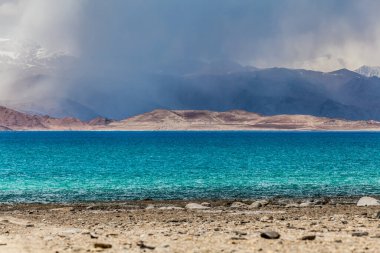 Tacikistan, Pamir 'deki Karakul gölünün güzel manzarası