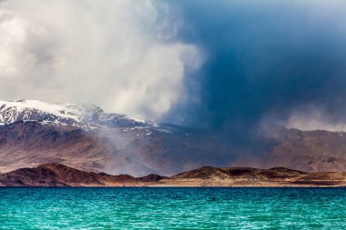 Tacikistan, Pamir 'deki Karakul gölünün güzel manzarası