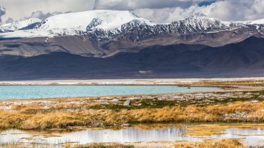 Tacikistan, Pamir 'deki Karakul gölünün güzel manzarası