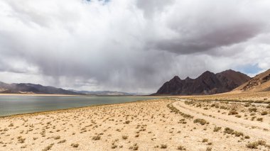Tacikistan, Pamir 'deki Rangkul Gölü' nün güzel manzarası