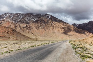 Tacikistan 'daki Pamir Otoyolu' nun güzel manzarası.