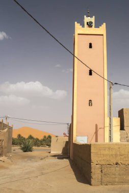 HASSILAED, MOROCCO - CIRCA EPTEMBER 2014: Merzouga yakınlarındaki Hassilabied köyünün manzarası, Erg Chebbi kum tepeleri Eylül 2014 'te Hassilabied' de.