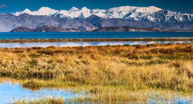 Tacikistan, Pamir 'deki Karakul gölünün güzel manzarası