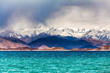 Tacikistan, Pamir 'deki Karakul gölünün güzel manzarası