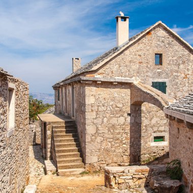 Humac, insanların yüzyıllardır yaşadığı çok eski bir köydür..