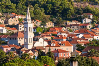 Hırvatistan 'ın Hvar adasındaki Jelsa kasabasının güzel manzarası.