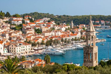 Hırvatistan 'ın Hvar adasındaki Hvar kasabasının güzel manzarası Ağustos 2016' da Hvar 'da.
