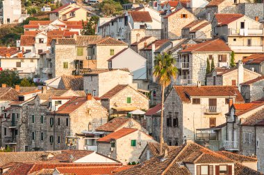 Hırvatistan 'ın Hvar adasındaki Hvar kasabasının güzel manzarası Ağustos 2016' da Hvar 'da.