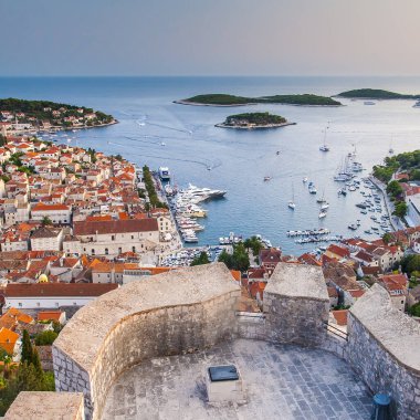 Hırvatistan 'ın Hvar adasındaki Hvar kasabasının güzel manzarası Ağustos 2016' da Hvar 'da.