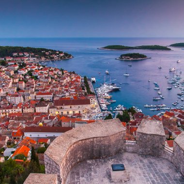 Hırvatistan 'ın Hvar adasındaki Hvar kasabasının güzel manzarası Eylül 2016' da Hvar 'da.