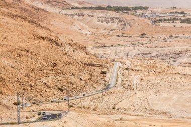 NAGEV, ISRAEL - CIRCA MAYIS 2018: Nagev Çölü boyunca yol manzarası Mayıs 2018.