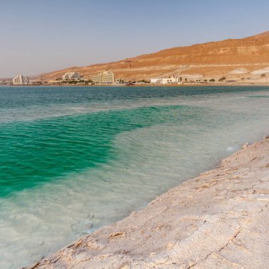 EIN BOKEK, ISRAEL - CIRCA MAYIS 2018: Ein Bokek 'te Mayıs 2018 sularında İsrail' deki Ölü Deniz 'in güzel manzarası.