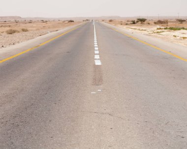 İsrail 'deki Negev Çölü' nden geçen yol manzarası.