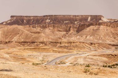 İsrail 'deki Negev Çölü' nden geçen yol manzarası.