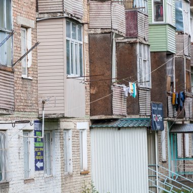 Karakol, Kırgızistan 'ın Kırgızistan' daki Issyk-Kul Gölü 'nün doğu ucu yakınlarındaki Kırgızistan' ın dördüncü büyük şehridir.