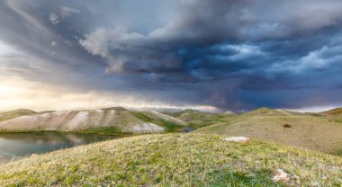 Kırgızistan 'da fırtınada Tulpar Kul Gölü' nün güzel manzarası