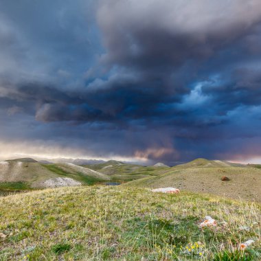 Kırgızistan 'da fırtınada Tulpar Kul Gölü' nün güzel manzarası
