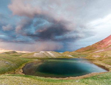 Kırgızistan 'da fırtınada Tulpar Kul Gölü' nün güzel manzarası