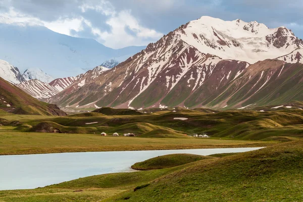 Kırgızistan 'da fırtınada Tulpar Kul Gölü' nün güzel manzarası