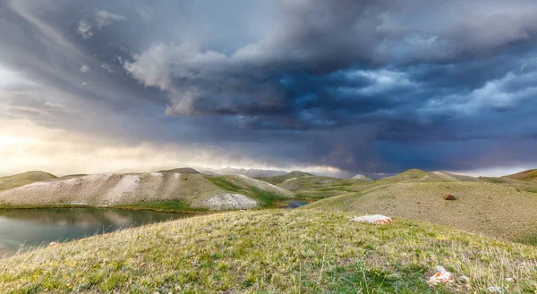 Kırgızistan 'da fırtınada Tulpar Kul Gölü' nün güzel manzarası