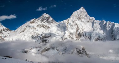 KALA PATTHAR, NEPAL - CIRCA ECTOBER 2013: Kala Patthar 'dan Everest ve Nuptse manzarası Ekim 2013' te Kala Patthar 'da.