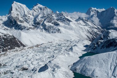 GOKYO, NEPAL - CIRCA ECTOBER 2013: Gokyo Ri 'nin Ekim 2013' teki Himalayaların güzel manzarası.