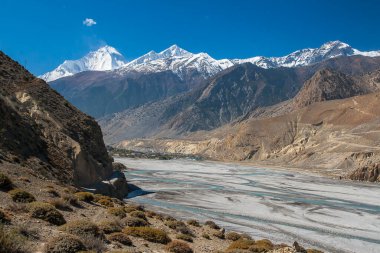 JOMSOM, NEPAL - CIRCA NOVEMBER 2013: Himalayalar (Dhaulagiri) ve Jomsom köyü Kasım 2013 'te Jomsom.