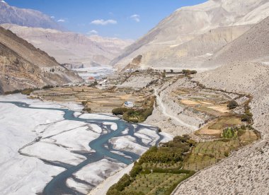 KAGBENI, NEPAL - CIRCA NOVEMBER 2013: Himalayalar 'ın görüntüsü Kasım 2013' te Kagbeni 'de Kagbeni köyünü kuşattı..