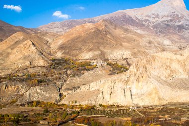 JHARKOT, NEPAL - CIRCA NOVEMBER 2013: Kasım 2013 'te Jharkot köyünün manzarası.