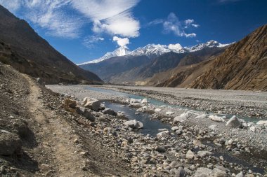 JOMSOM, NEPAL - CIRCA NOVEMBER 2013: Kasım 2013 'te Jomsom' da Gandaki nehrinden Dhaulagiri manzarası.