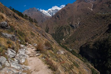 MONG LA, NEPAL - CIRCA ECTOBER 2013: Mong La 'da Ekim 2013' te Phortse Thang 'e giden Himalayaların manzarası.