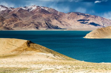 Tacikistan, Pamir 'deki Yashikul Gölü' nün güzel manzarası