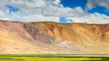Tacikistan 'da Pamir' de Bulunkul Gölü 'nün güzel manzarası