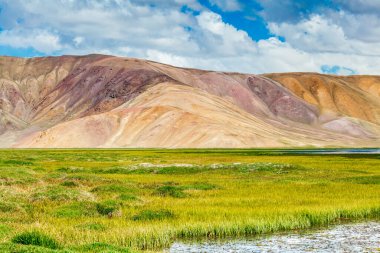 Tacikistan 'da Pamir' de Bulunkul Gölü 'nün güzel manzarası