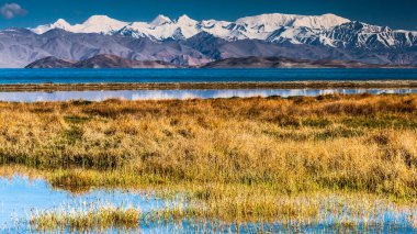 Tacikistan, Pamir 'deki Karakul gölünün güzel manzarası