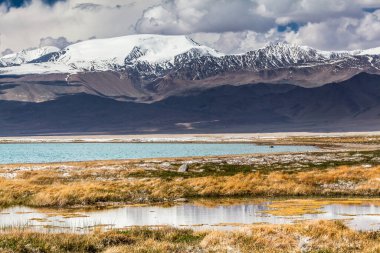 Tacikistan, Pamir 'deki Karakul gölünün güzel manzarası