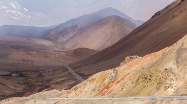Tacikistan 'daki Ak-Baital Geçidi' ndeki Pamir dağlarının güzel manzarası.