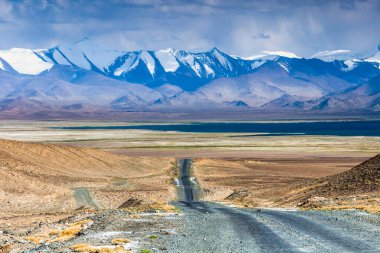 Tacikistan, Pamir 'deki Karakul gölünün güzel manzarası